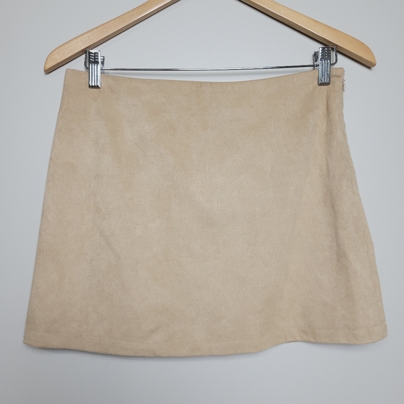 Forever 21 Micro Suede / Faux Suede Tan Beige Mini Skirt Size M Lightweight - Picture 8 of 8